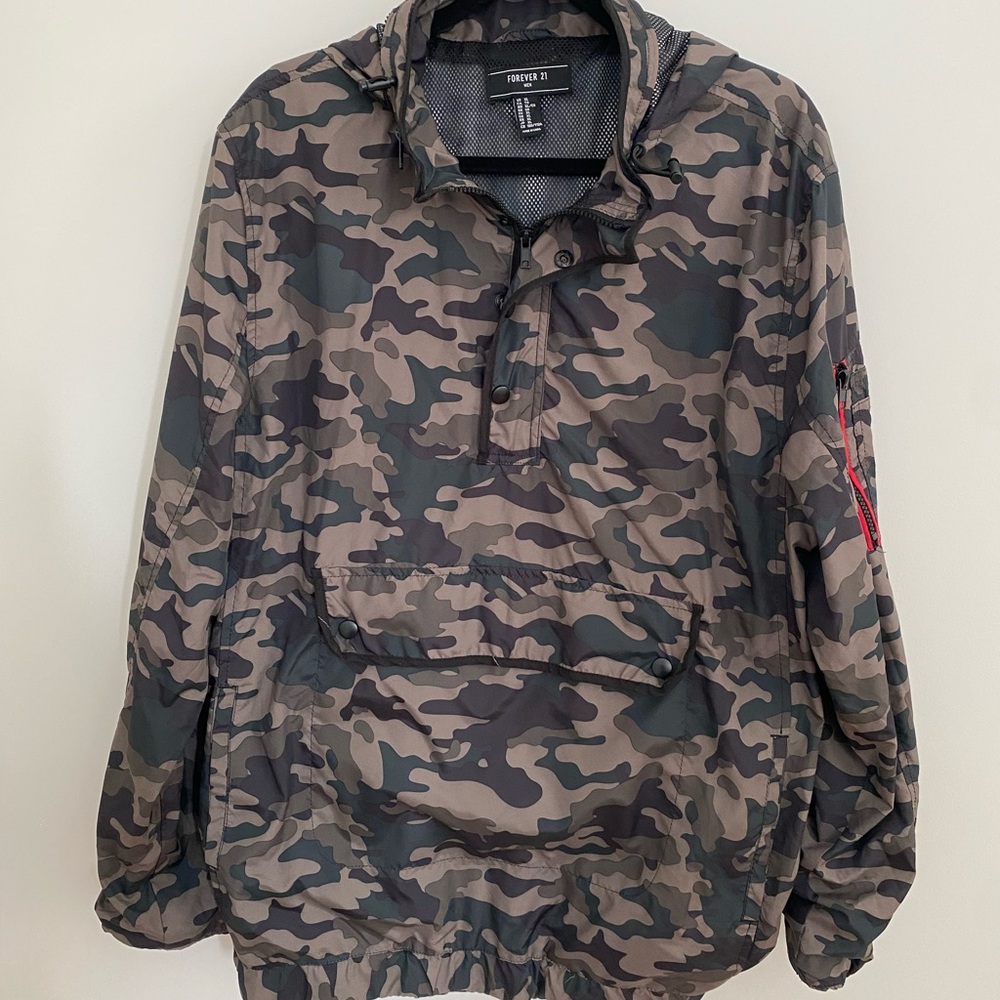 Men’s XL Camouflage Hooded Windbreaker